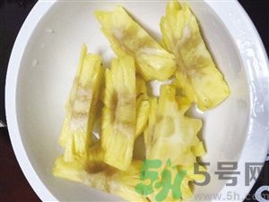 菠蘿里面發(fā)黑是為什么？發(fā)黑的菠蘿能吃嗎？