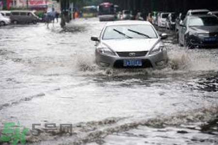 路面雨水多深車輛不宜通行？車輛在雨水中行駛要注意什么？