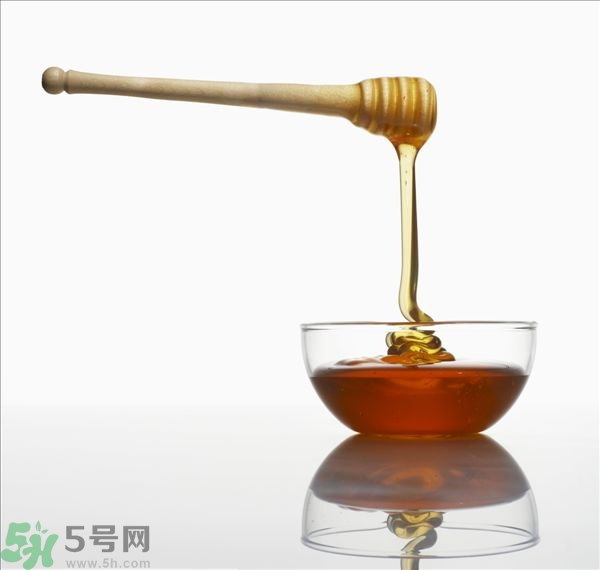 蜂蜜放久了有酒味是怎么回事？蜂蜜有酒味還能喝嗎？