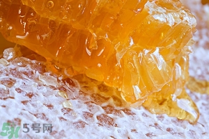 蜂蜜放久了有酒味是怎么回事？蜂蜜有酒味還能喝嗎？