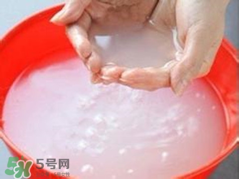 淘米水洗臉有什么好處?淘米水洗臉有什么壞處?