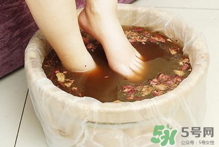 鹽水泡腳放多少鹽?鹽水泡腳用多少鹽?