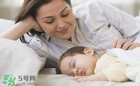 孩子為什么喜歡趴著睡覺？孩子為何老愛趴著睡