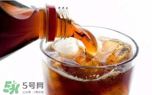 為什么喝碳酸飲料打嗝嗆鼻子？碳酸飲料為什么會冒泡