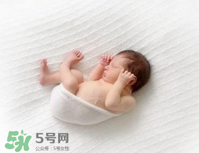 新生兒能用母乳洗臉嗎？新生兒能用母乳擦臉嗎？