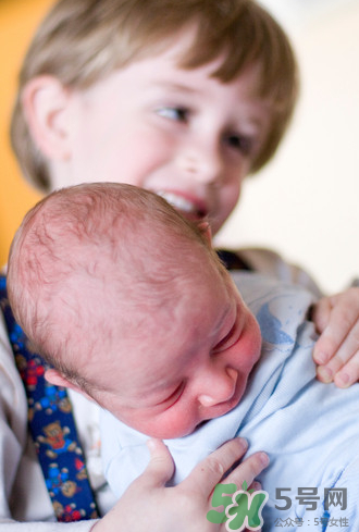 新生兒吃母乳一天拉幾次正常？新生兒吃母乳的排便規律