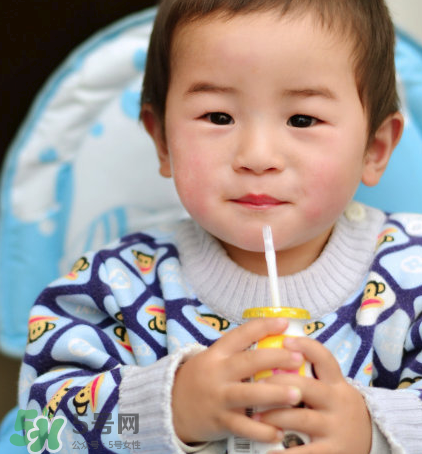 兒童能喝老年人奶粉嗎？老年人奶粉小孩能不能喝？