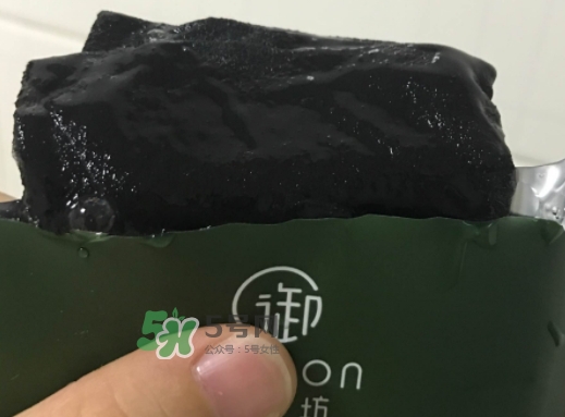 御泥坊水潤茶萃微囊黑面膜怎么用？