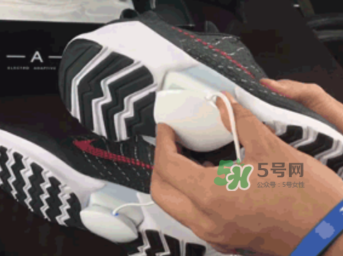 nike hyperadapt 1.0怎么充電？耐克自動系鞋帶鞋要充電嗎？