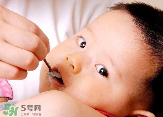 母乳喂養胸部會變形嗎？如何避免產后乳房變形？