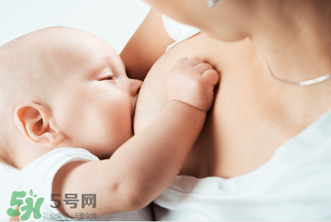 母乳喂養胸部會變形嗎？如何避免產后乳房變形？