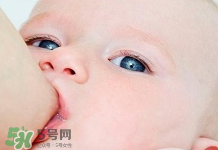 母乳喂養的寶寶大便怎樣正常？母乳喂養的寶寶需要補鈣嗎？