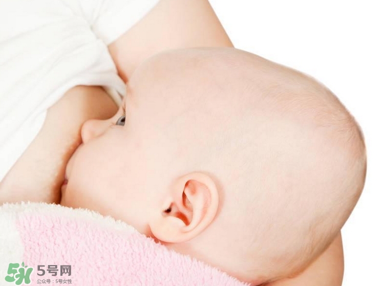 母乳喂養的寶寶大便怎樣正常？母乳喂養的寶寶需要補鈣嗎？