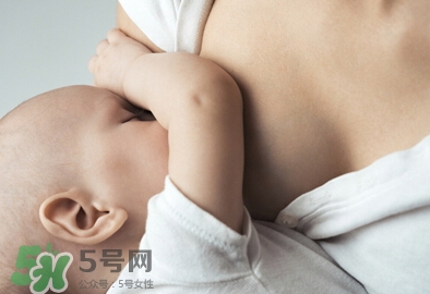 母乳喂養胸部會變形嗎？如何避免產后乳房變形？