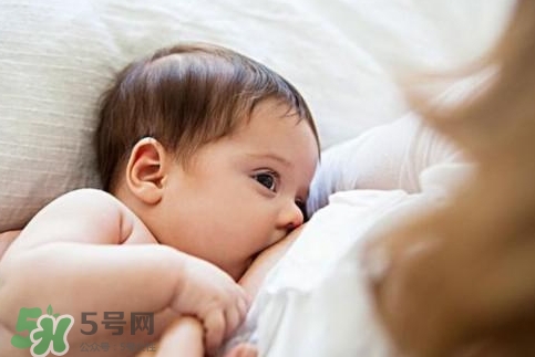 母乳喂養胸部會變形嗎？如何避免產后乳房變形？