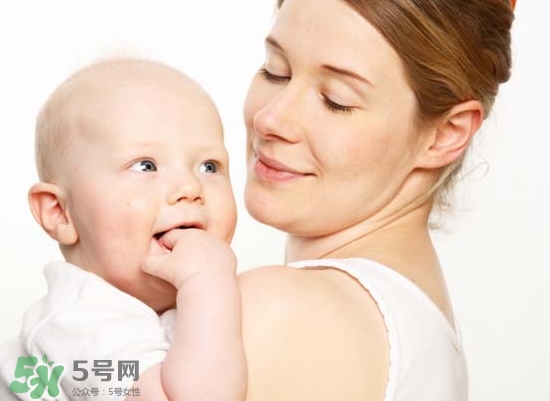 母乳喂養胸部會變形嗎？如何避免產后乳房變形？