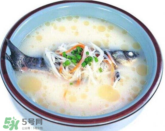 鯽魚湯里可以放什么菜最好？鯽魚燉湯放什么菜？