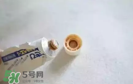 白兔暗瘡膏還是獅王祛痘膏好？兩款祛痘產品對比