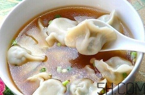 煮餃子用冷水還是熱水？煮餃子用大火還是小火？