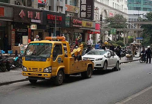 汽車拖車費能報嗎？汽車的前后拖車孔怎么打開？