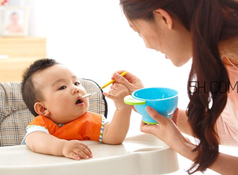 寶寶多大可以自己吃飯？如何讓寶寶愛上吃飯？