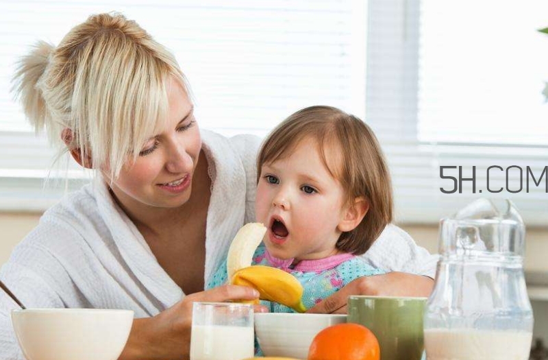 寶寶多大可以自己吃飯？如何讓寶寶愛上吃飯？