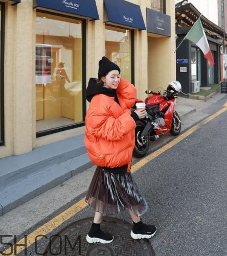 棉服配裙子好看嗎？棉衣配什么裙子好？