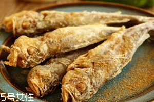 炸小黃魚用面粉還是淀粉 淀粉炸魚鮮嫩度更好