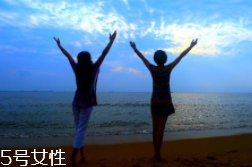 肺漏氣是什么?。糠闻萜屏岩饸庑?></p><h3>氣胸會(huì)導(dǎo)致什么危害</h3><p>1、胸痛(90%)，是自發(fā)性氣胸的典型表現(xiàn)，常突然發(fā)作，剛開(kāi)始時(shí)胸部疼痛比較劇烈，幾個(gè)小時(shí)以后，會(huì)逐漸減輕，約在24-72小時(shí)后，疼痛逐漸消失。</p><p>2、呼吸困難(80%)，是另一個(gè)典型表現(xiàn)，呼吸困難往往出現(xiàn)在肺漏氣比較嚴(yán)重的患者，肺被壓縮往往>30%。這是由于氣胸發(fā)生后，正常的肺組織被氣體壓縮，變小，呼吸功能下降造成了缺氧(如右圖所示：左側(cè)氣胸、左肺壓縮)。呼吸困難的程度與本身的肺功能儲(chǔ)備也有一定關(guān)系，就是說(shuō)，在相同的肺壓縮程度下，一般，年輕人胸悶癥狀比老年人輕。</p><p>3、約20%自發(fā)性氣胸的患者，可能會(huì)出現(xiàn)胸腔積液。在這其中，有少數(shù)病人是自發(fā)性血?dú)庑兀河捎跉庑匕l(fā)生使肺突然萎陷，扯斷了粘連束帶和血管，導(dǎo)致出血，嚴(yán)重時(shí)可以導(dǎo)致大出血，休克，危及生命，必須急診手術(shù)。</p><p>4、當(dāng)肺部出現(xiàn)氣泡時(shí)，如果不破裂，就沒(méi)有不適癥狀，若突然破裂，就會(huì)導(dǎo)致氣體進(jìn)入胸腔，聚積后便可壓迫心臟和肺部，出現(xiàn)呼吸困難，用力呼吸時(shí)胸部也可出現(xiàn)類(lèi)似心絞痛的胸痛。如果治療不及時(shí)，甚至可能導(dǎo)致死亡。</p><p>5、病人突感一側(cè)胸痛、氣急、憋氣，可有咳嗽、但痰少，小量閉合性氣胸先有氣急，但數(shù)小時(shí)后逐漸平穩(wěn)，若積氣量較大者或者原來(lái)已有廣泛肺部疾患，病人常不能平臥。如果側(cè)臥，則被迫使氣胸患側(cè)在上，以減輕氣急。病人呼吸困難程度與積氣量的多寡以及原來(lái)肺內(nèi)病變范圍有關(guān)。當(dāng)有胸膜粘連和肺功能減損時(shí)，即使小量局限性氣胸也可能明顯胸痛和氣急。</p><p style=