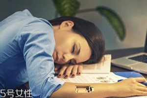 熬夜長膘什么原因？疲勞使人食欲大開