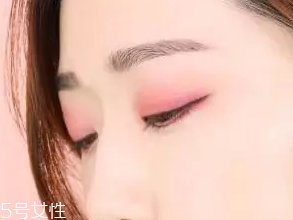 無妝眼影怎么畫？巧用粉色系眼影