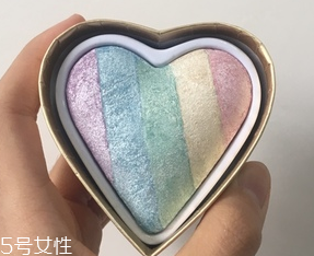 makeup revolution心形腮紅好用嗎？微閃蜜桃色彩