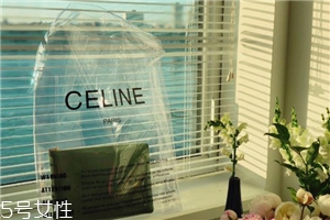 celine塑料袋多少錢(qián)？被代購(gòu)炒翻天塑料包