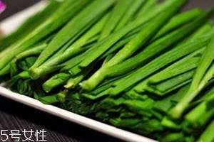 韭菜沒熟吃了會怎么樣？生韭菜很辛辣