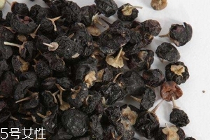 黑枸杞會泡成白色嗎？有這個可能