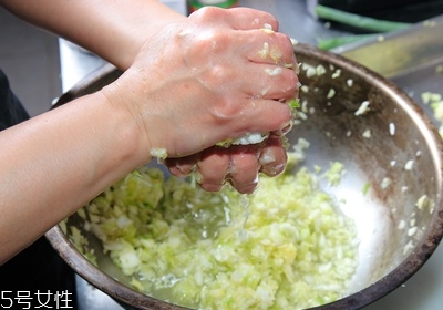 水餃怎么包飽滿又多汁