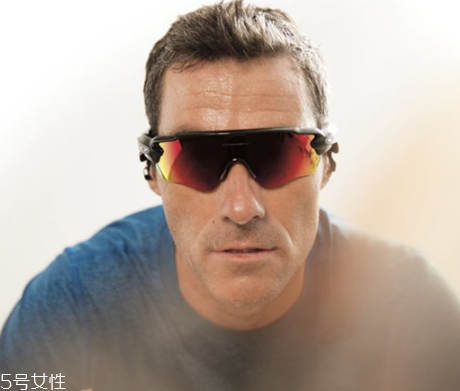 oakley眼鏡真假辨別 歐克利眼鏡怎么辨別真假？