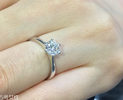 鉆戒是訂婚買還是結(jié)婚買？鉆戒訂婚就要買嗎？