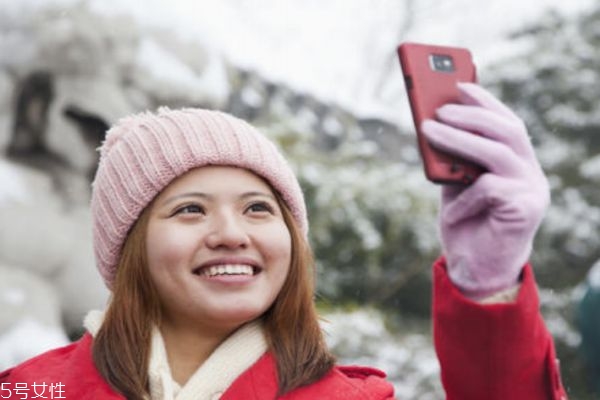 手上出現凍瘡應該怎么辦呢 什么原因造成的凍瘡呢