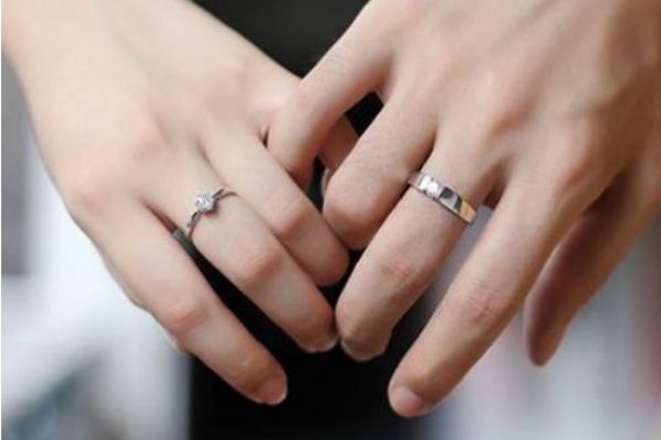 求婚戒指和結婚戒指一樣嗎 訂婚戒指和結婚戒指的區別