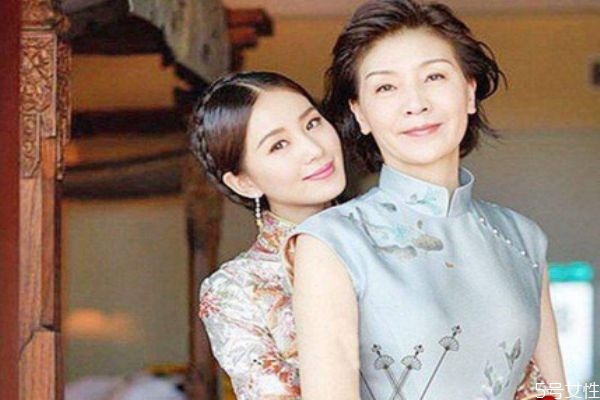 媽媽參加婚禮穿什么衣服好 結(jié)婚時(shí)母親穿什么衣服