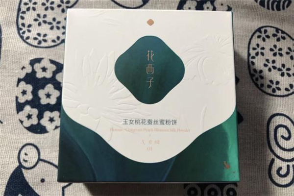 花西子蠶絲蜜粉餅和散粉哪個好用 花西子粉餅怎么取粉