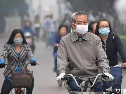 火車上戴口罩怎么吃飯 火車上要一直戴口罩么