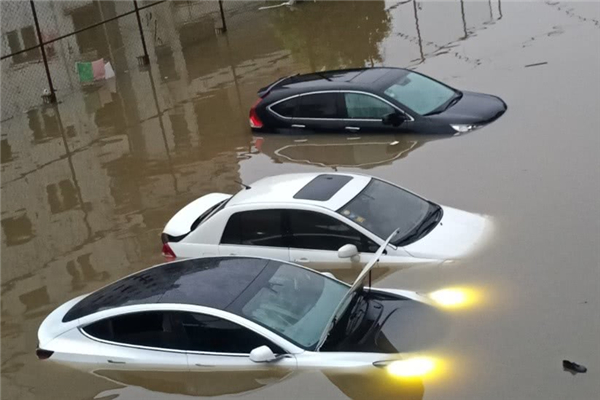 北京駕車涉水被困2人遇難 汽車涉水時應該怎樣通過