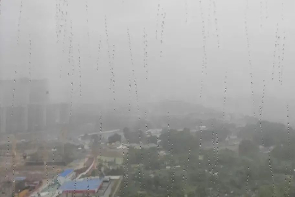 長沙暴雨有門店被淹近半 暴雨可以玩手機嗎