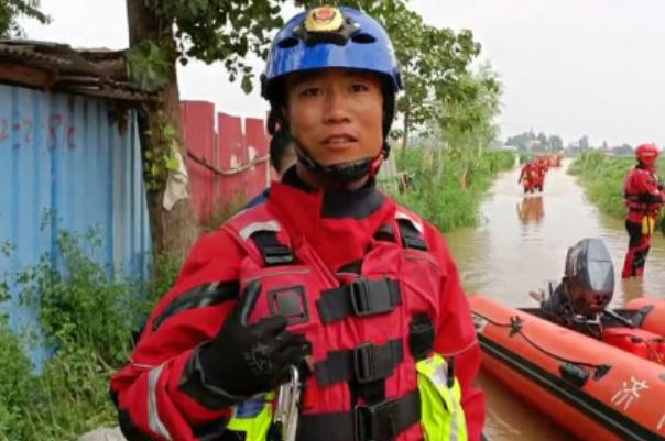 消防員將1歲寶寶裹到胸前雨衣避雨 暴雨洪澇的危害