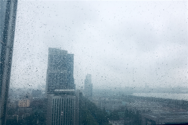 洛陽一小區圍墻因暴雨發生坍塌 暴雨會毀壞房子嗎