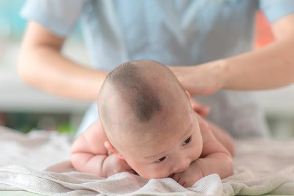 新生兒洗澡水溫多少度 新生兒多大可以洗澡