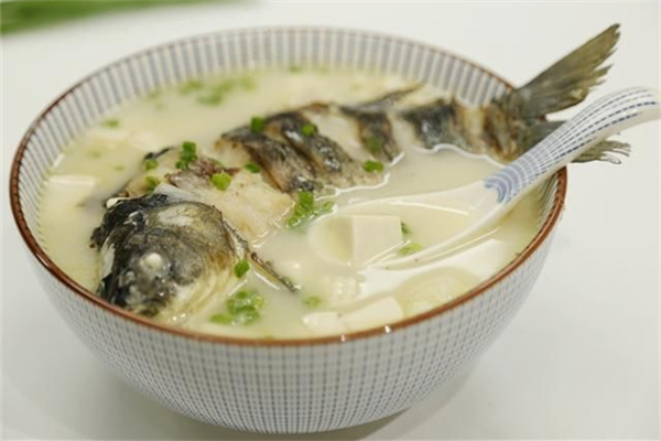 鯽魚和裙帶菜可以燉湯嗎 鯽魚很什么一起燉最好