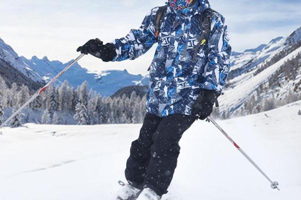 滑雪服能當沖鋒衣穿嗎 滑雪服的功能介紹